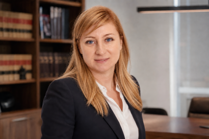 Laura Ara Juste, abogada en Huesca, en su despacho de la calle Zaragoza
